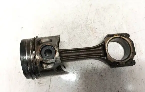 Volkswagen PASSAT B5 Piston with connecting rod 028h