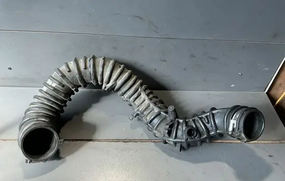 Opel Vivaro Intercooler hose/pipe 93858731