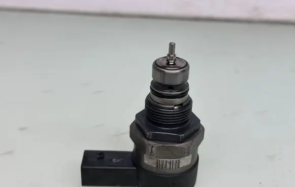 BMW 5 E60 E61 Fuel pressure regulator 7801992 13537801992 0281002949