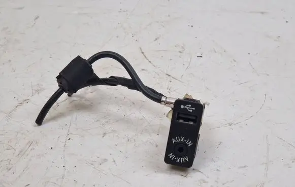 Mini Cooper Countryman R60 AUX in-socket connector MDG50380