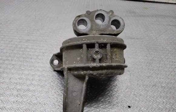 Opel Zafira B Engine mount bracket V05630