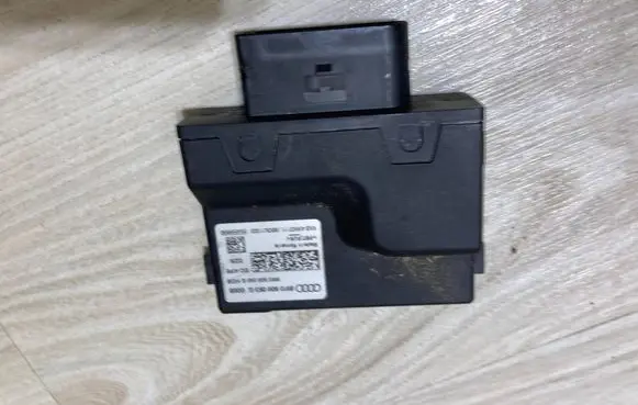 Audi A5 Fuel injection pump control unit/module 8w0906093g