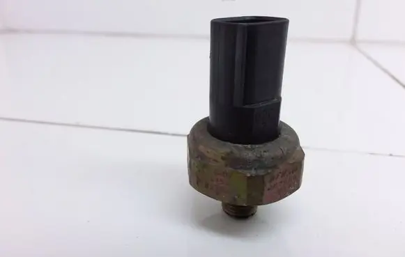 BMW 5 E39 Air conditioning (A/C) pressure sensor 64538370623