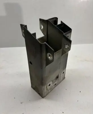 Front bumper mounting bracket