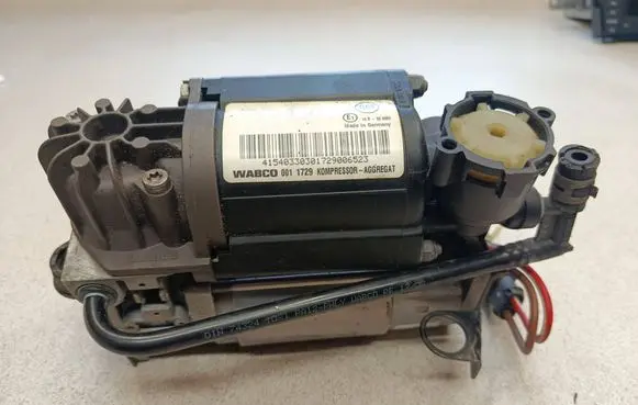 Mercedes-Benz C W205 Air suspension compressor/pump 10R036089 0011729 74324