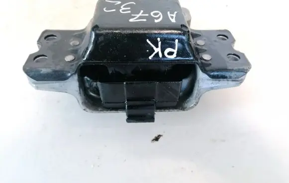 Volkswagen PASSAT B6 Engine mount bracket 3c0199555