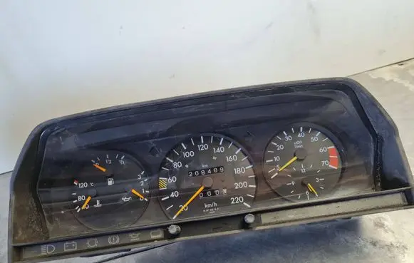 Mercedes-Benz 190 W201 Speedometer (instrument cluster) 2015421116 110008 2015437922