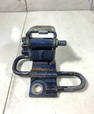 Volkswagen PASSAT B5 Front door upper hinge 4B0831412B