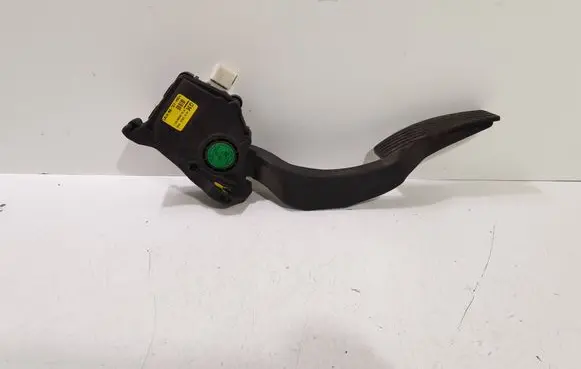 Accelerator throttle pedal