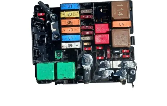 Peugeot 3008 II Fuse module 9804848580