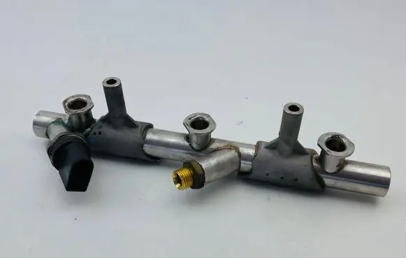 Audi Q7 4M Fuel distributor 06E130089AF