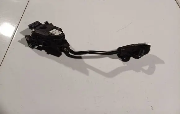 Nissan Almera Tino Accelerator throttle pedal 18002BU410