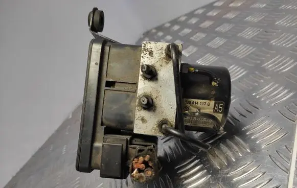 Skoda Octavia Mk1 (1U) ABS Pump 1C0907379L 1J0614117G