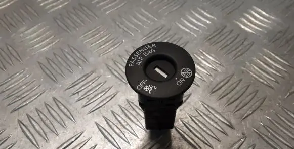 Nissan Navara D23 Passenger airbag on/off switch 