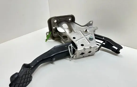 Volkswagen Golf Plus Brake pedal 1K1721057N