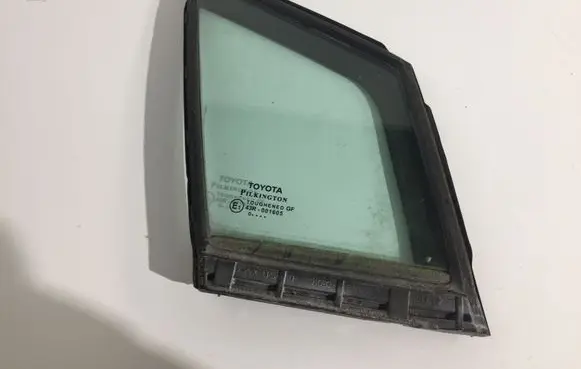 Toyota Avensis T270 Front door vent window glass four-door 43R001605