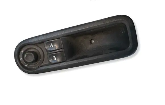 Renault Clio III Electric window control switch 8200356515