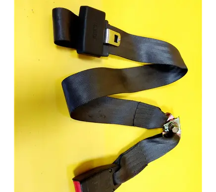 Subaru Impreza I Middle seatbelt (rear) 