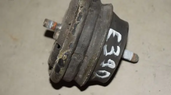 BMW 5 E39 Engine mount bracket