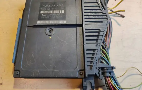 Mercedes-Benz E W210 Engine control unit/module 2108203826