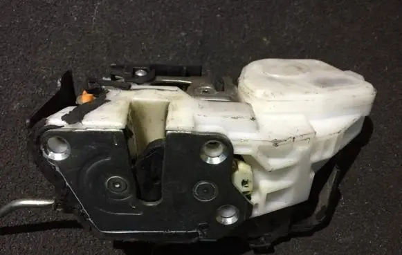 Mitsubishi Pajero Front door lock