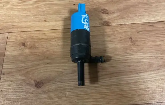 Volkswagen PASSAT B6 Headlight washer pump 3B7955681