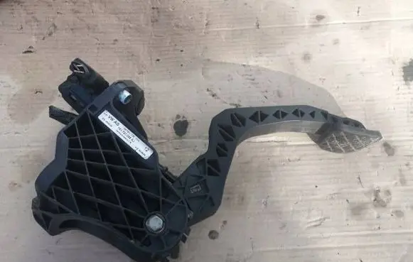 Volkswagen Golf V Clutch pedal 1K1721059AJ