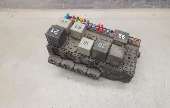 Volkswagen Golf III Fuse module 357937039