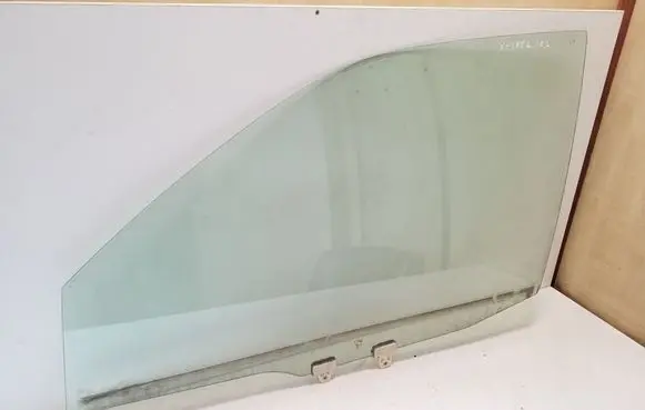 Nissan X-Trail T30 Front door window glass four-door