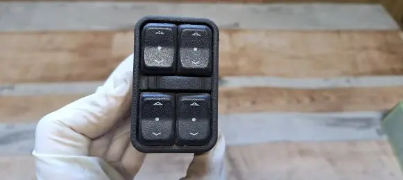Opel Zafira A Electric window control switch 13363401