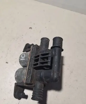 BMW 5 E39 Coolant heater control valve 8374995 1147412137