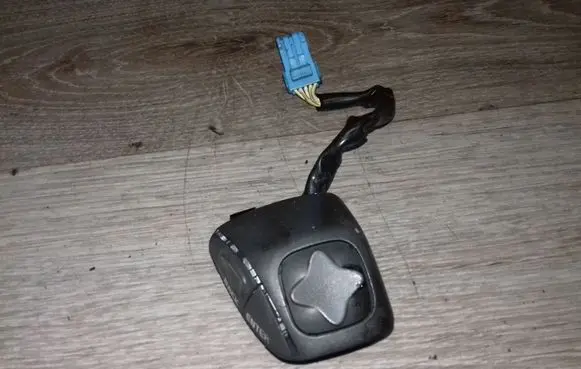 Volvo V70 Steering wheel buttons/switches 3533843