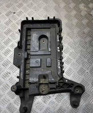 Volkswagen PASSAT CC Battery tray 1K0915333