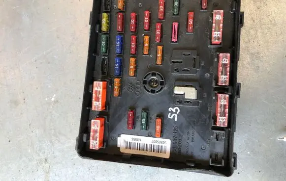 Volkswagen PASSAT B6 Fuse module 3C0937125 63592777
