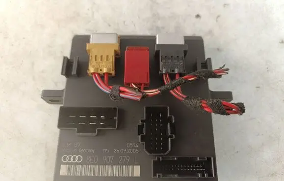 Audi A4 S4 B7 8E 8H Comfort/convenience module 8E0907279L
