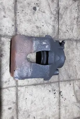 Volkswagen Golf VI Front brake caliper