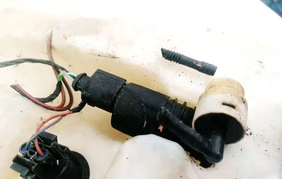 Volkswagen Touareg I Windscreen/windshield washer pump