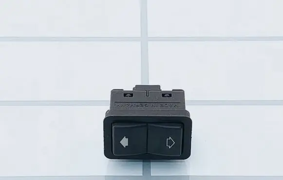 BMW 5 E39 Electric window control switch 8368974