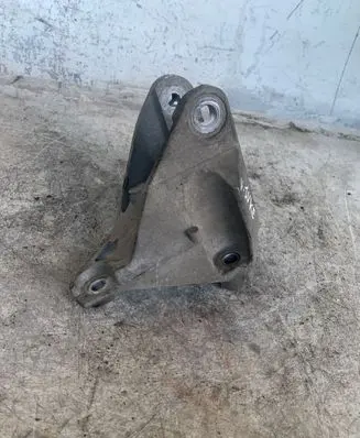 Nissan Juke I F15 Engine mounting bracket