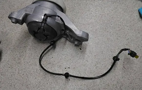 Mercedes-Benz S W223 Engine mount vacuum valve A2232409900