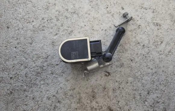 BMW 6 F12 F13 Air suspension front height level sensor 25916010