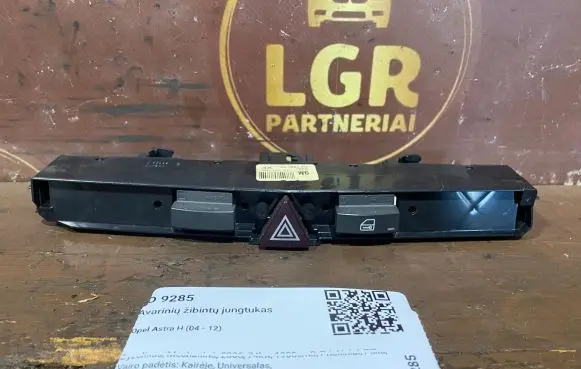 Opel Astra H Hazard light switch 03758075