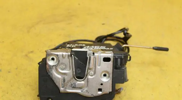 Mercedes-Benz C W203 Front door lock 2037200435