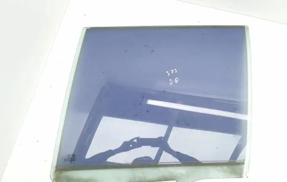 Volvo XC90 Rear door window glass