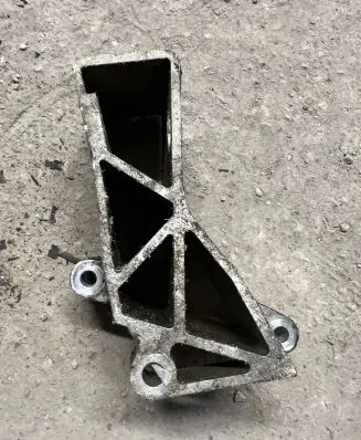 Volvo S60 Engine mounting bracket