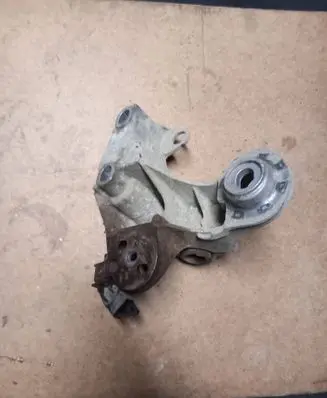 Engine mounting bracket