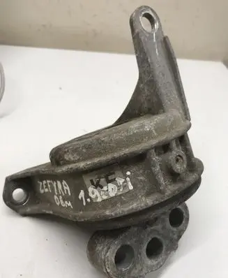 Opel Zafira B Engine mount bracket 90539246