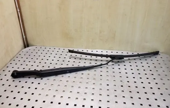 Front wiper blade arm