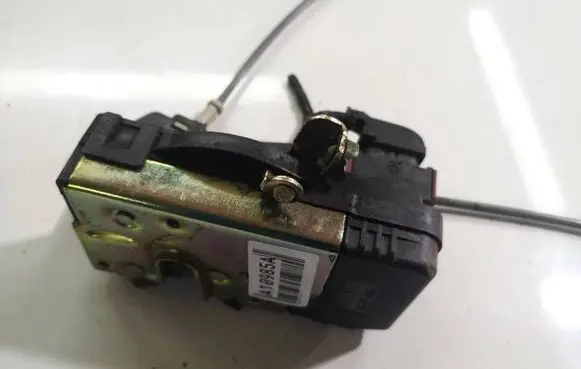 Opel Zafira A Front door lock 90561151