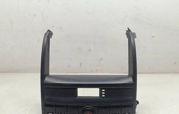 KIA Sorento Radio/GPS head unit trim 847603E100